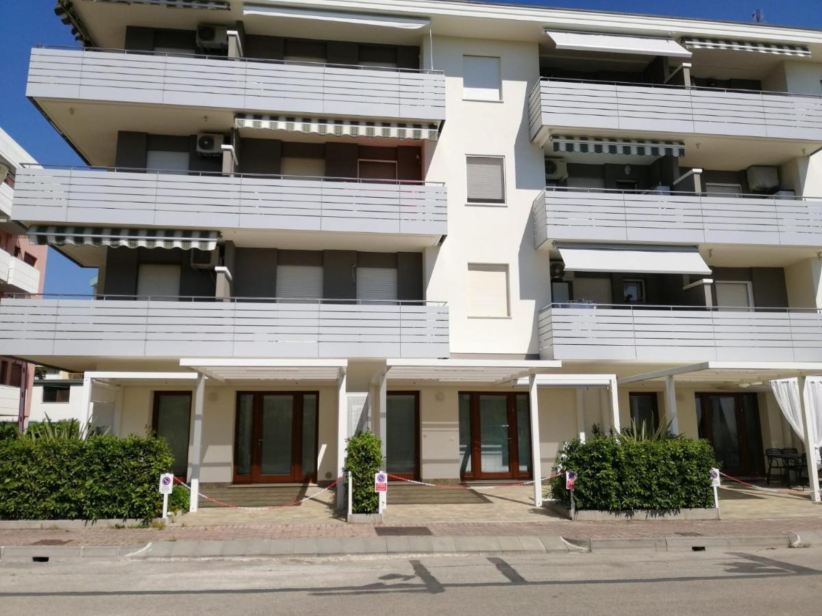 Condominio Diana Est- Gemini Bibione Bagian luar foto